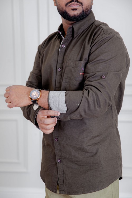 قميص رجالي لون بني كم طويل بأزرار من الأمام و الجانبين و بجيب من الأمام