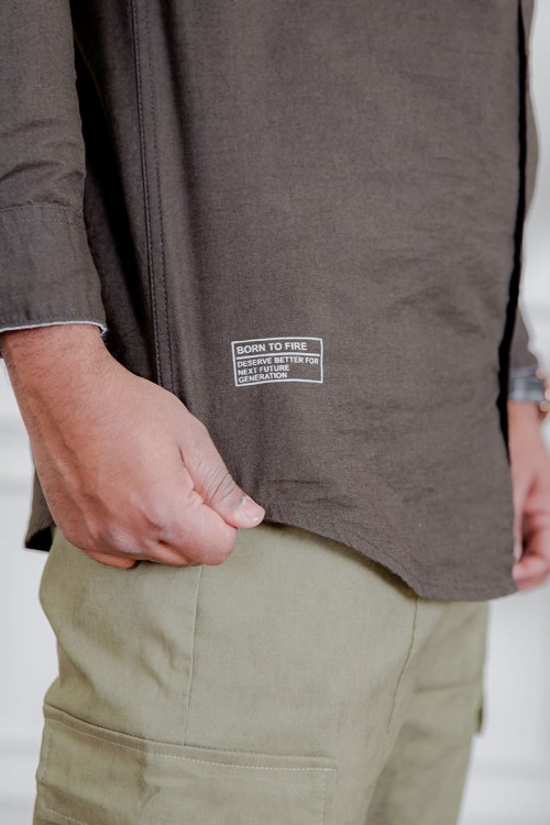 قميص رجالي لون بني كم طويل بأزرار من الأمام و الجانبين و بجيب من الأمام