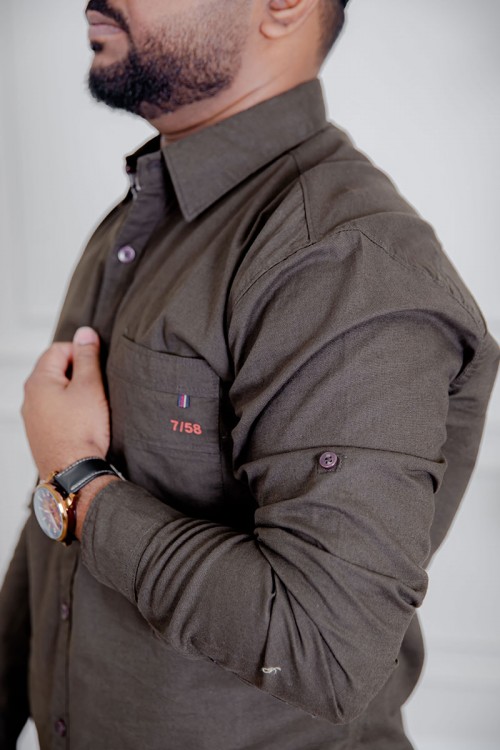 قميص رجالي لون بني كم طويل بأزرار من الأمام و الجانبين و بجيب من الأمام