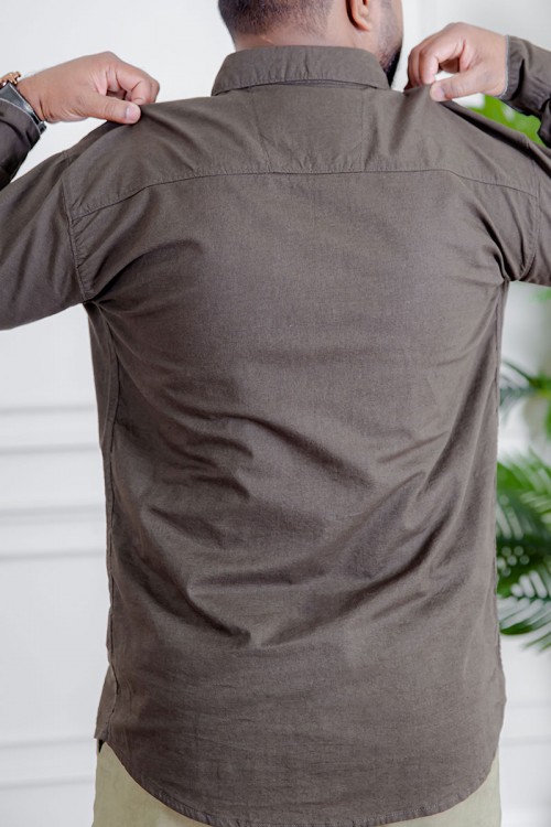 قميص رجالي لون بني كم طويل بأزرار من الأمام و الجانبين و بجيب من الأمام