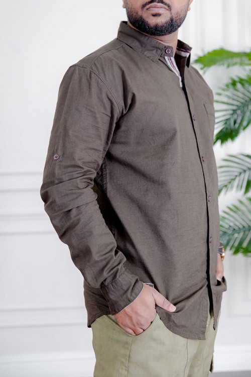 قميص رجالي لون بني كم طويل بأزرار من الأمام و الجانبين و بجيب من الأمام