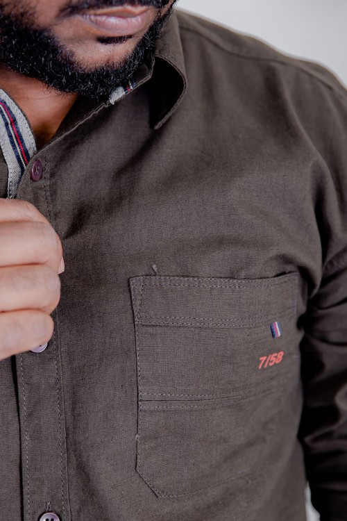 قميص رجالي لون بني كم طويل بأزرار من الأمام و الجانبين و بجيب من الأمام