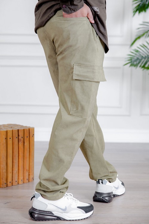 بنطلون رجالي لون أخضر فاتح بجيوب من الجانبين و الخلف و برباط في الخصر و زم أسفل البنطلون