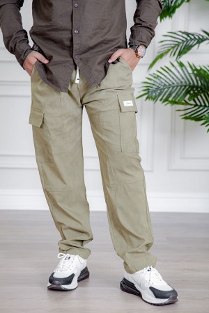 بنطلون رجالي لون أخضر فاتح بجيوب من الجانبين و الخلف و برباط في الخصر و زم أسفل البنطلون