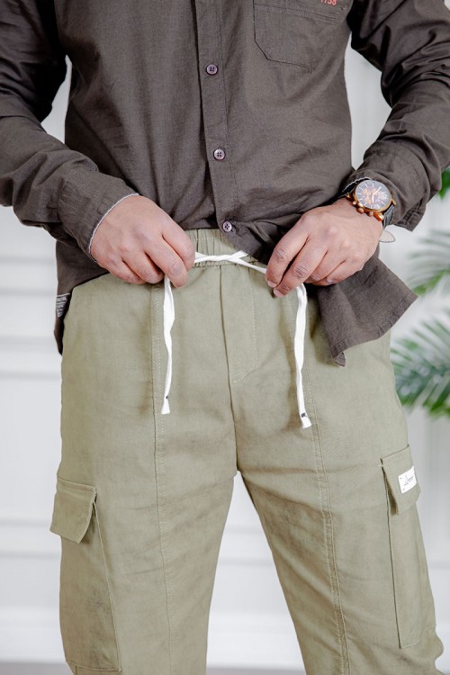 بنطلون رجالي لون أخضر فاتح بجيوب من الجانبين و الخلف و برباط في الخصر و زم أسفل البنطلون