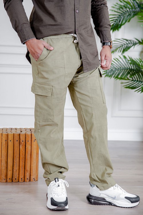 بنطلون رجالي لون أخضر فاتح بجيوب من الجانبين و الخلف و برباط في الخصر و زم أسفل البنطلون