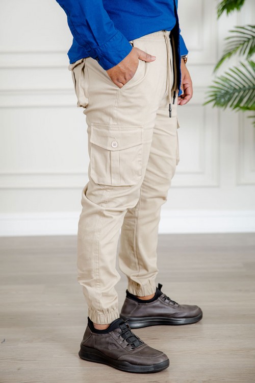 بنطلون رجالي متعدد الألوان بجيوب من الجانبين و الخلف و برباط في الخصر و زم في أسفل البنطلون