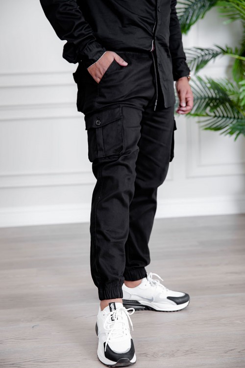 بنطلون رجالي متعدد الألوان بجيوب من الجانبين و الخلف و برباط في الخصر و زم في أسفل البنطلون