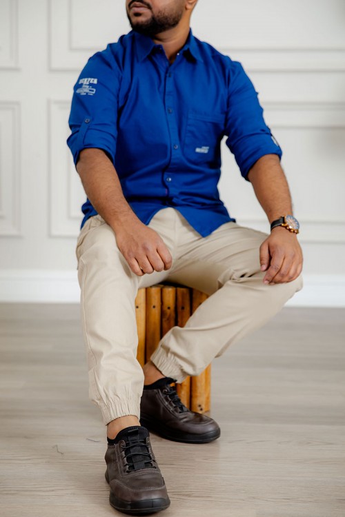 بنطلون رجالي متعدد الألوان بجيوب من الجانبين و الخلف و برباط في الخصر و زم في أسفل البنطلون