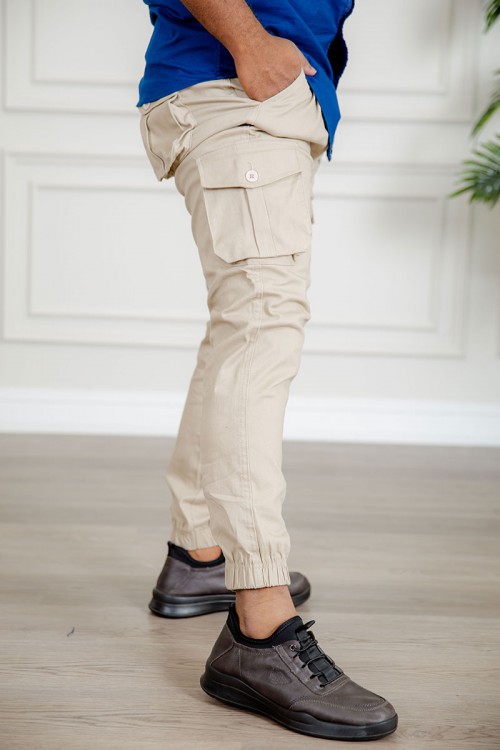 بنطلون رجالي متعدد الألوان بجيوب من الجانبين و الخلف و برباط في الخصر و زم في أسفل البنطلون