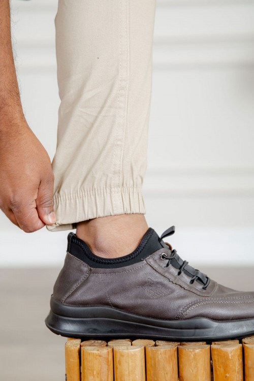 بنطلون رجالي متعدد الألوان بجيوب من الجانبين و الخلف و برباط في الخصر و زم في أسفل البنطلون