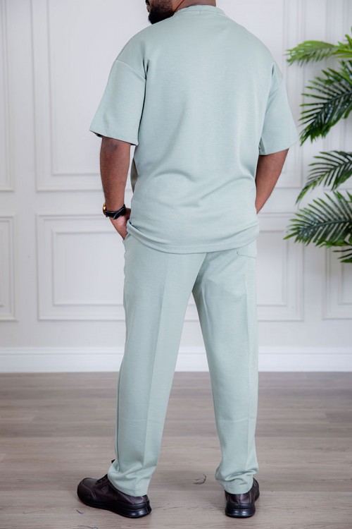 طقم رجالي قطعتين لون تيفاني فاتح تيشيرت بكتابات و طبعات مع بنطلون طويل بجيوب من الجانبين و الخلف و برباط في الخصر