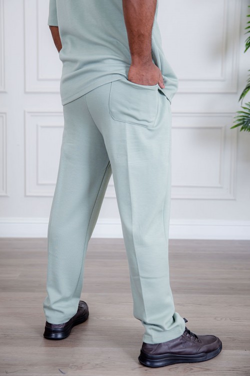 طقم رجالي قطعتين لون تيفاني فاتح تيشيرت بكتابات و طبعات مع بنطلون طويل بجيوب من الجانبين و الخلف و برباط في الخصر