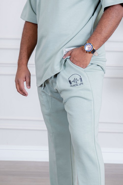 طقم رجالي قطعتين لون تيفاني فاتح تيشيرت بكتابات و طبعات مع بنطلون طويل بجيوب من الجانبين و الخلف و برباط في الخصر