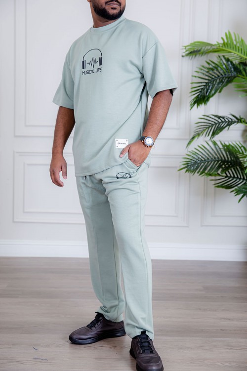 طقم رجالي قطعتين لون تيفاني فاتح تيشيرت بكتابات و طبعات مع بنطلون طويل بجيوب من الجانبين و الخلف و برباط في الخصر