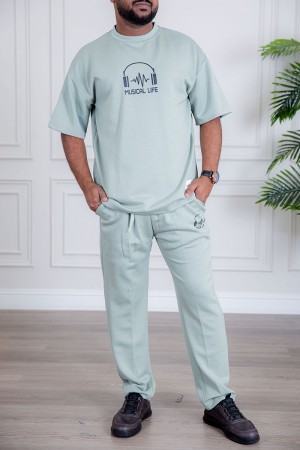 طقم رجالي قطعتين لون تيفاني فاتح تيشيرت بكتابات و طبعات مع بنطلون طويل بجيوب من الجانبين و الخلف و برباط في الخصر 