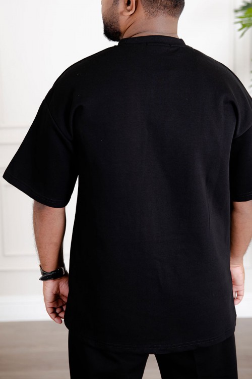 طقم رجالي قطعتين لون أسود تيشيرت بكتابات و طبعات مع بنطلون طويل بجيوب من الجانبين