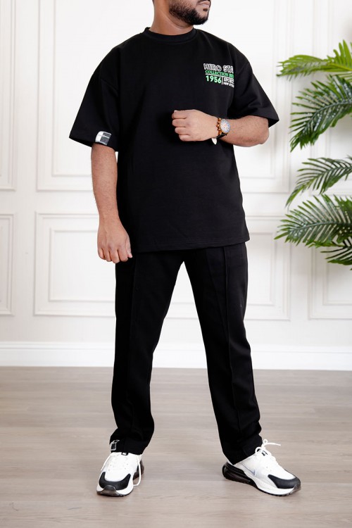 طقم رجالي قطعتين لون أسود تيشيرت بكتابات و طبعات مع بنطلون طويل بجيوب من الجانبين