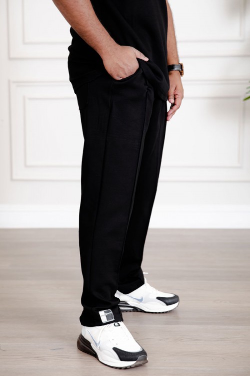 طقم رجالي قطعتين لون أسود تيشيرت بكتابات و طبعات مع بنطلون طويل بجيوب من الجانبين