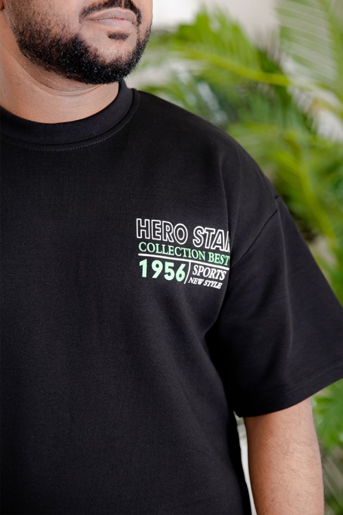 طقم رجالي قطعتين لون أسود تيشيرت بكتابات و طبعات مع بنطلون طويل بجيوب من الجانبين