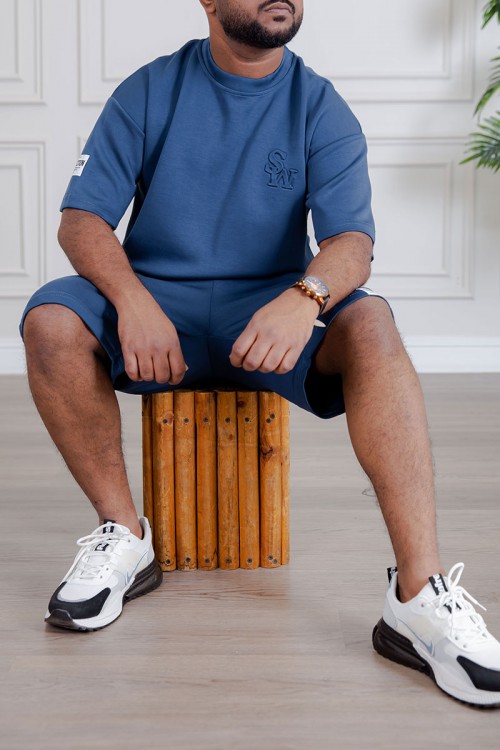 طقم رجالي قطعتين لون أزرق تيشيرت بطبعات مع شورت بجيوب من الجانبين و الخلف و برباط في الخصر