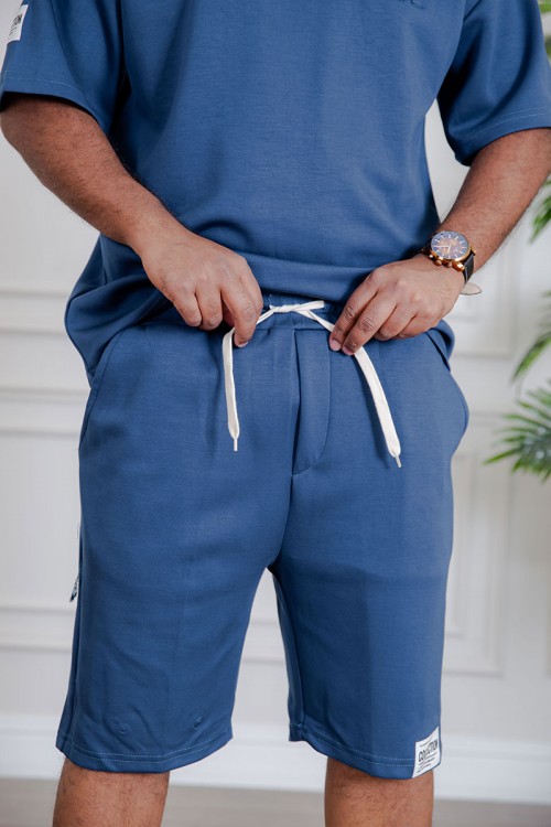 طقم رجالي قطعتين لون أزرق تيشيرت بطبعات مع شورت بجيوب من الجانبين و الخلف و برباط في الخصر