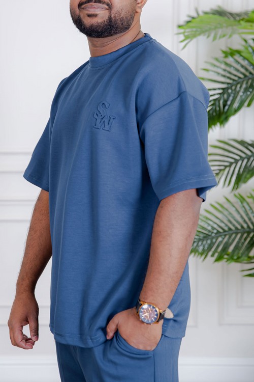 طقم رجالي قطعتين لون أزرق تيشيرت بطبعات مع شورت بجيوب من الجانبين و الخلف و برباط في الخصر