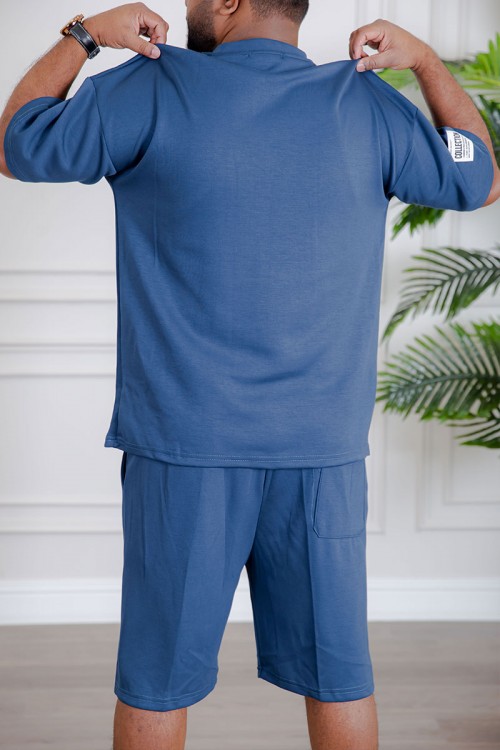 طقم رجالي قطعتين لون أزرق تيشيرت بطبعات مع شورت بجيوب من الجانبين و الخلف و برباط في الخصر