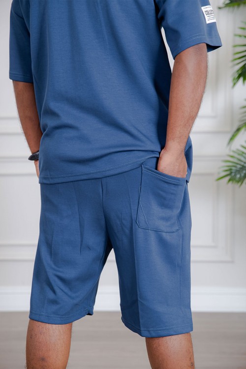 طقم رجالي قطعتين لون أزرق تيشيرت بطبعات مع شورت بجيوب من الجانبين و الخلف و برباط في الخصر