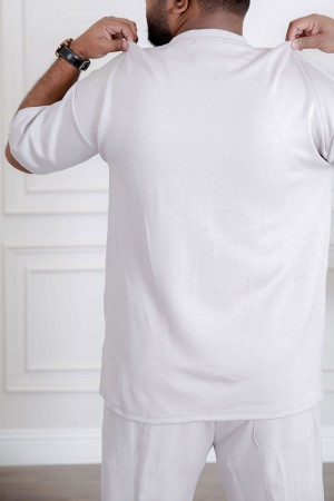 طقم رجالي قطعتين لون أبيض تيشيرت بكتابات مع بنطلون طويل بجيوب من الجانبين و الخلف و برباط في الخصر