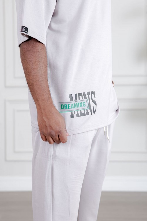طقم رجالي قطعتين لون أبيض تيشيرت بكتابات مع بنطلون طويل بجيوب من الجانبين و الخلف و برباط في الخصر