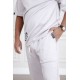 طقم رجالي قطعتين لون أبيض تيشيرت بكتابات مع بنطلون طويل بجيوب من الجانبين و الخلف و برباط في الخصر