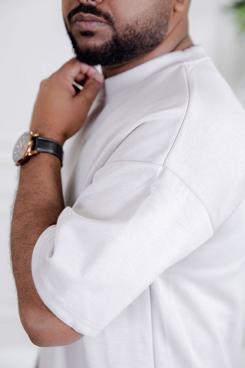 طقم رجالي قطعتين لون أبيض تيشيرت بكتابات مع بنطلون طويل بجيوب من الجانبين و الخلف و برباط في الخصر