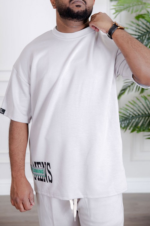 طقم رجالي قطعتين لون أبيض تيشيرت بكتابات مع بنطلون طويل بجيوب من الجانبين و الخلف و برباط في الخصر