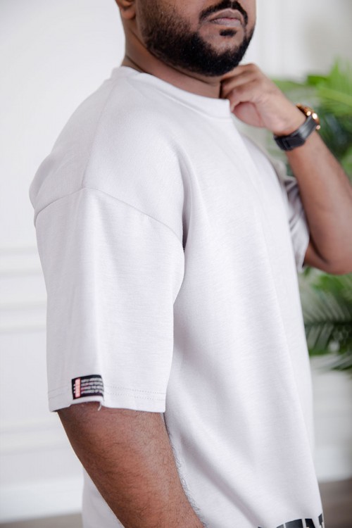 طقم رجالي قطعتين لون أبيض تيشيرت بكتابات مع بنطلون طويل بجيوب من الجانبين و الخلف و برباط في الخصر