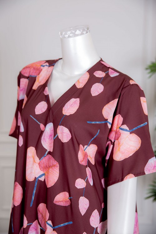 قميص نسائي متعدد الألوان مزين بطبعات من الورود بياقة سبعة و أكمام قصيرة