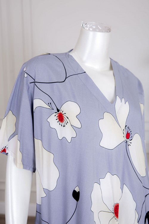 قميص نسائي متعدد الألوان مزين بطبعات من الورود بياقة سبعة و أكمام قصيرة