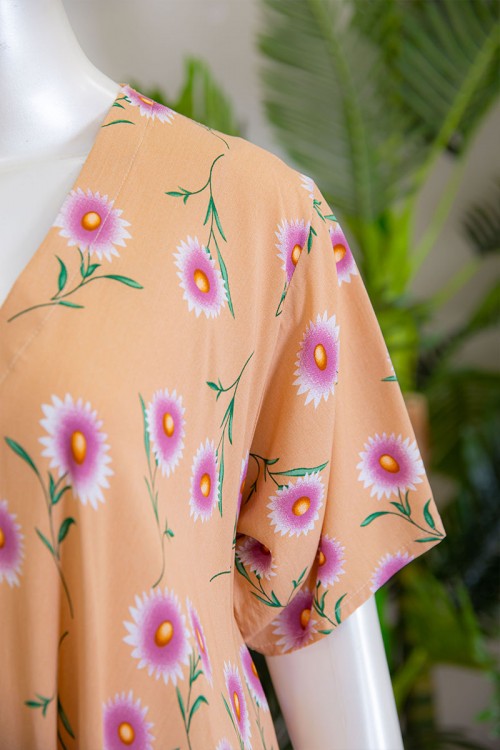 قميص نسائي متعدد الألوان مزين بطبعات من الورود بياقة سبعة و أكمام قصيرة