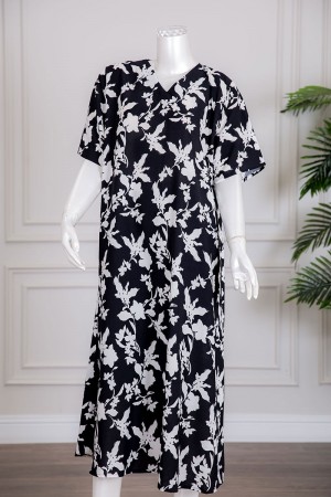 جلابية نسائية لون أسود مشجرة باللون الأبيض بياقة سبعة و أكمام قصيرة 