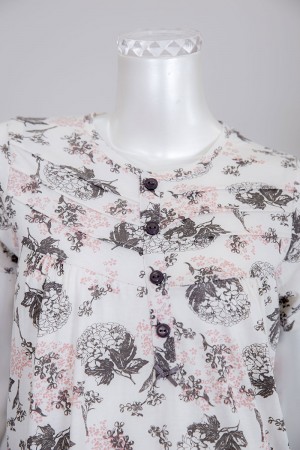 قميص نسائي لون أبيض مشجر بياقة دائرية و أزرار من الأمام ذو أكمام قصيرة 