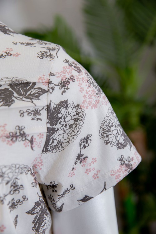 قميص نسائي لون أبيض مشجر بياقة دائرية و أزرار من الأمام ذو أكمام قصيرة