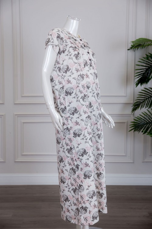 قميص نسائي لون أبيض مشجر بياقة دائرية و أزرار من الأمام ذو أكمام قصيرة