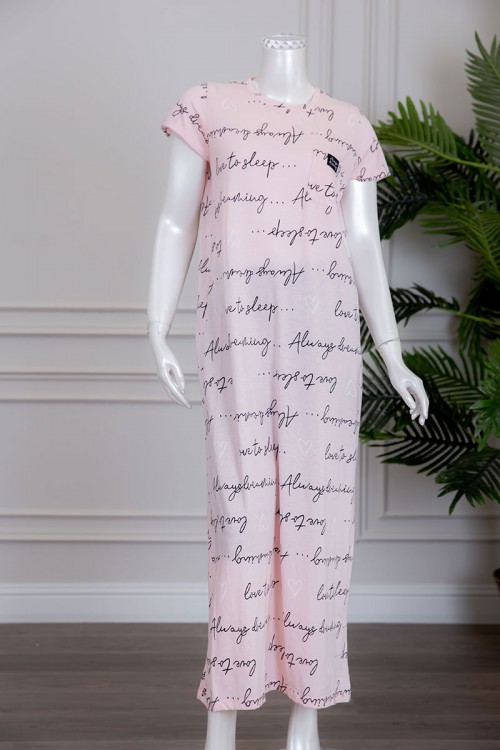 قميص نسائي لون وردي مزين بكتابات بياقة دائرية و جيب من الأمام ذو أكمام قصيرة