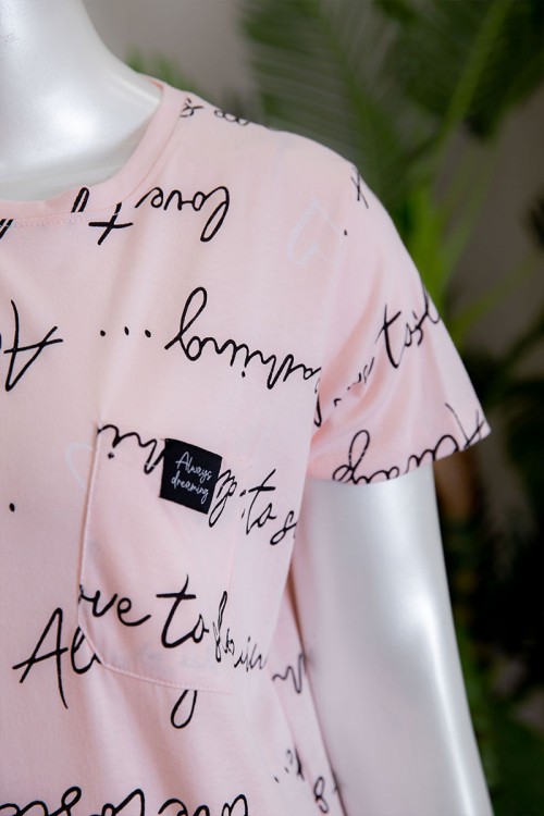 قميص نسائي لون وردي مزين بكتابات بياقة دائرية و جيب من الأمام ذو أكمام قصيرة