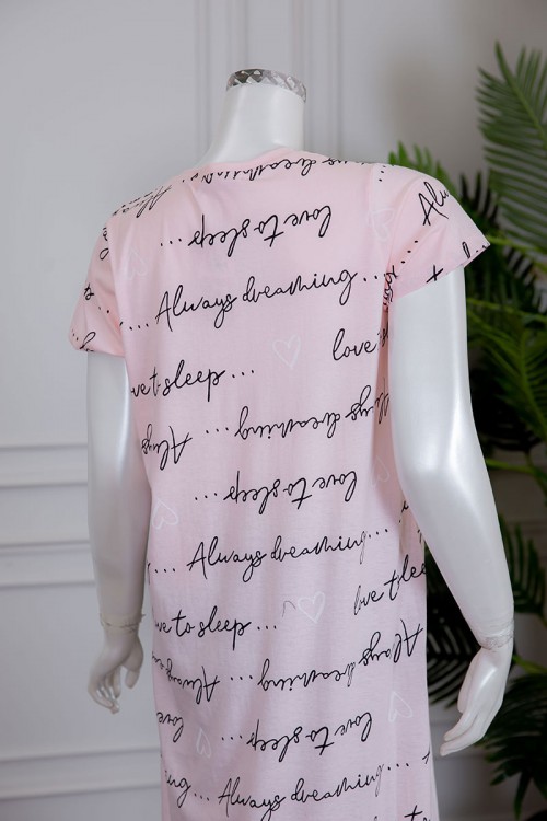 قميص نسائي لون وردي مزين بكتابات بياقة دائرية و جيب من الأمام ذو أكمام قصيرة