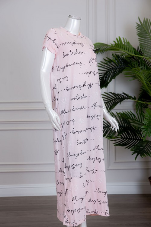 قميص نسائي لون وردي مزين بكتابات بياقة دائرية و جيب من الأمام ذو أكمام قصيرة