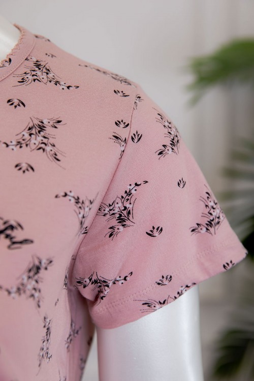 قميص نسائي لون وردي مشجر بياقة سبعة و أزرار من الأمام ذو أكمام قصيرة
