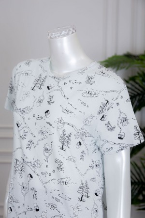 قميص نسائي لون أبيض بياقة دائرية مزين برسومات ذو أكمام قصيرة