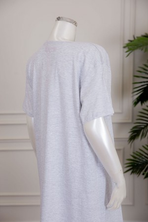 قميص نسائي جامبو لون رصاصي بياقة دائرية مزين بكتابات و طبعات من الأمام ذو أكمام قصيرة 