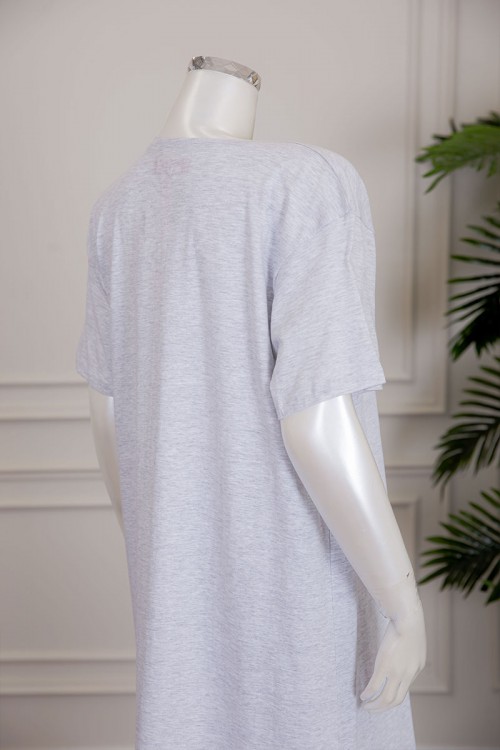 قميص نسائي جامبو لون رصاصي بياقة دائرية مزين بكتابات و طبعات من الأمام ذو أكمام قصيرة